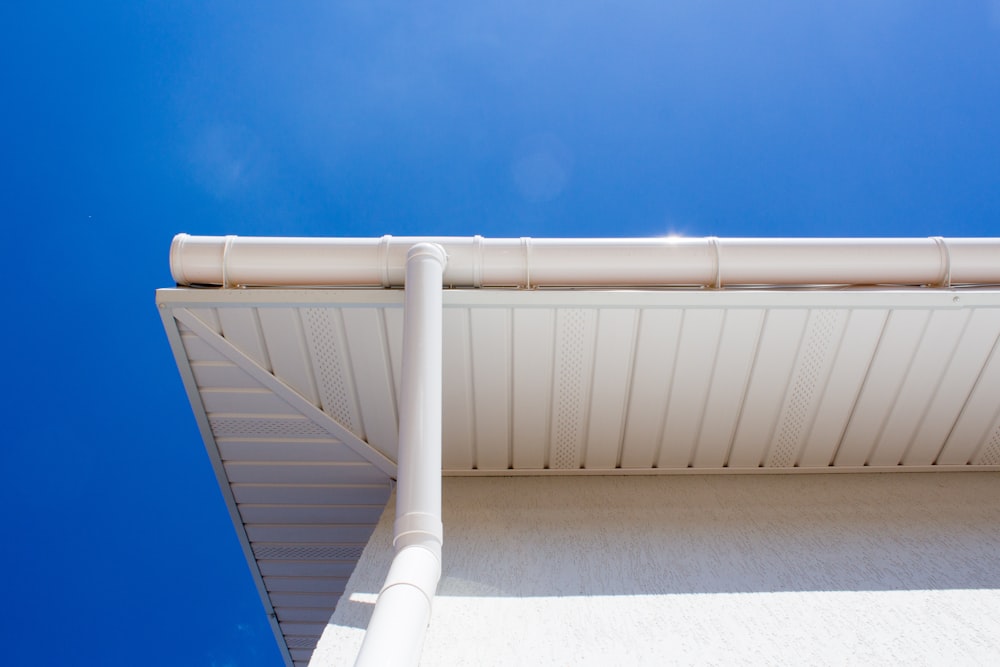 tubo de PVC blanco bajo cielo azul