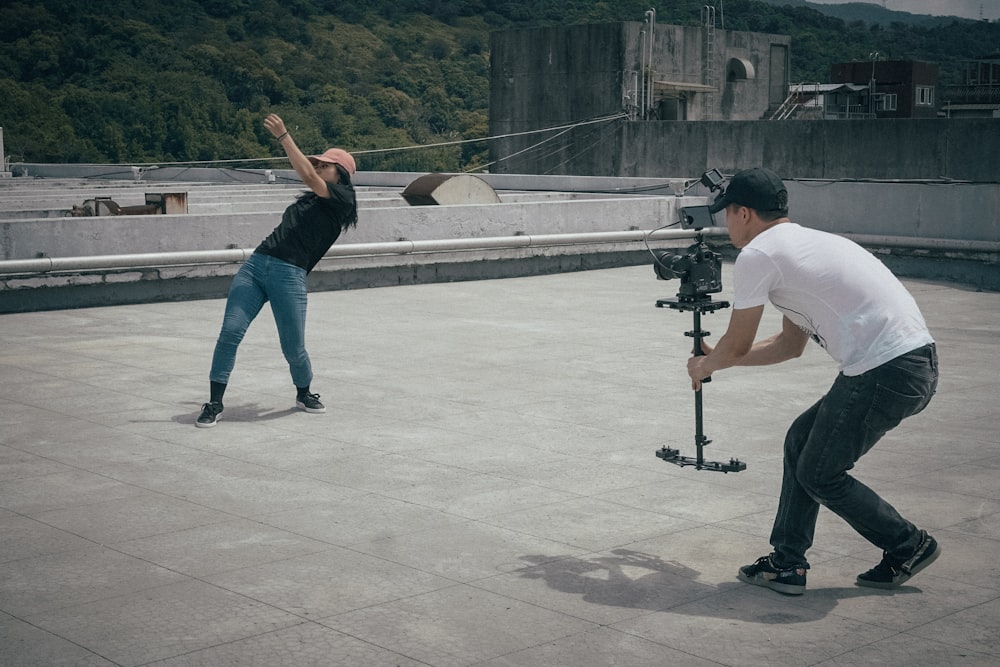 Mann fotografiert das Mädchen