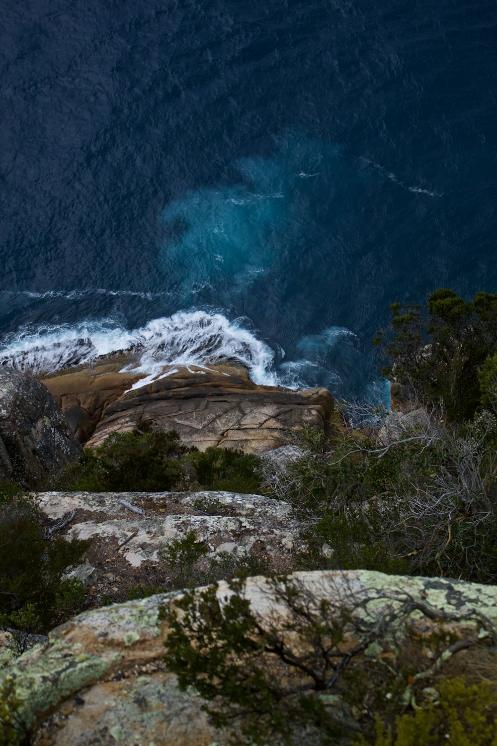 Photo aérienne de la mer bleue