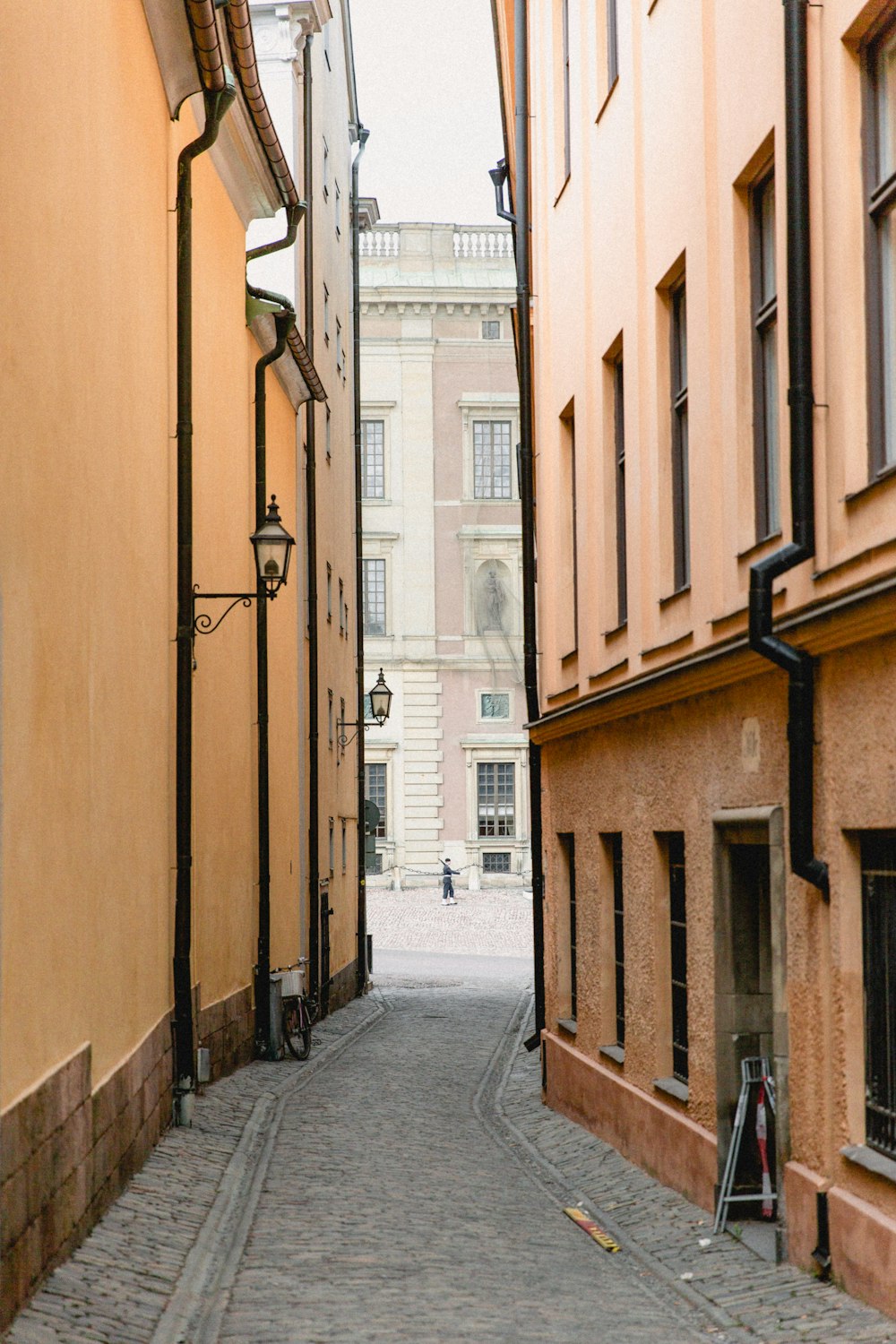 Sentiero circondato da edifici