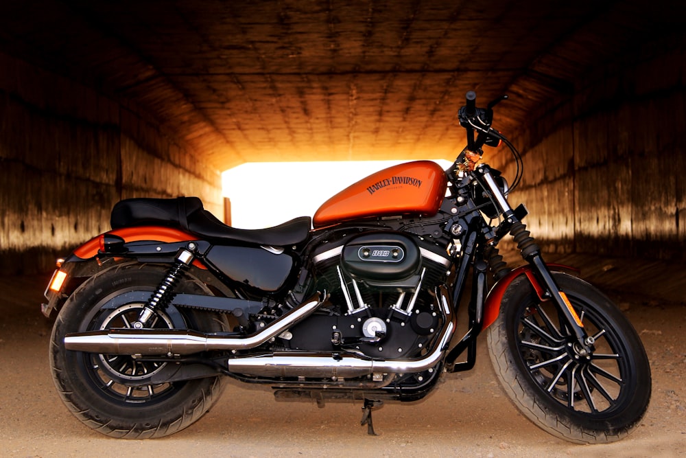 Motocicleta Bobble naranja y negra en túnel
