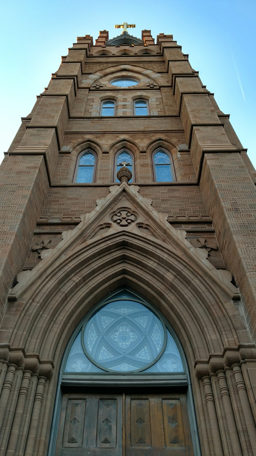 Foto de ángulo bajo de la catedral