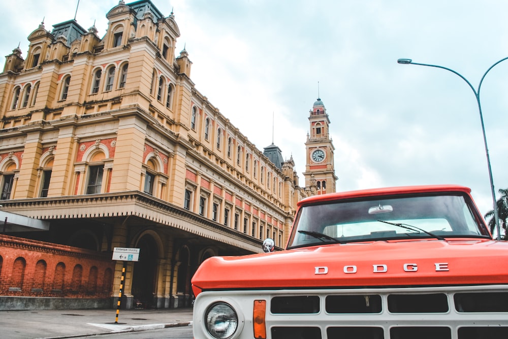 caminhonete Dodge vermelha perto do prédio