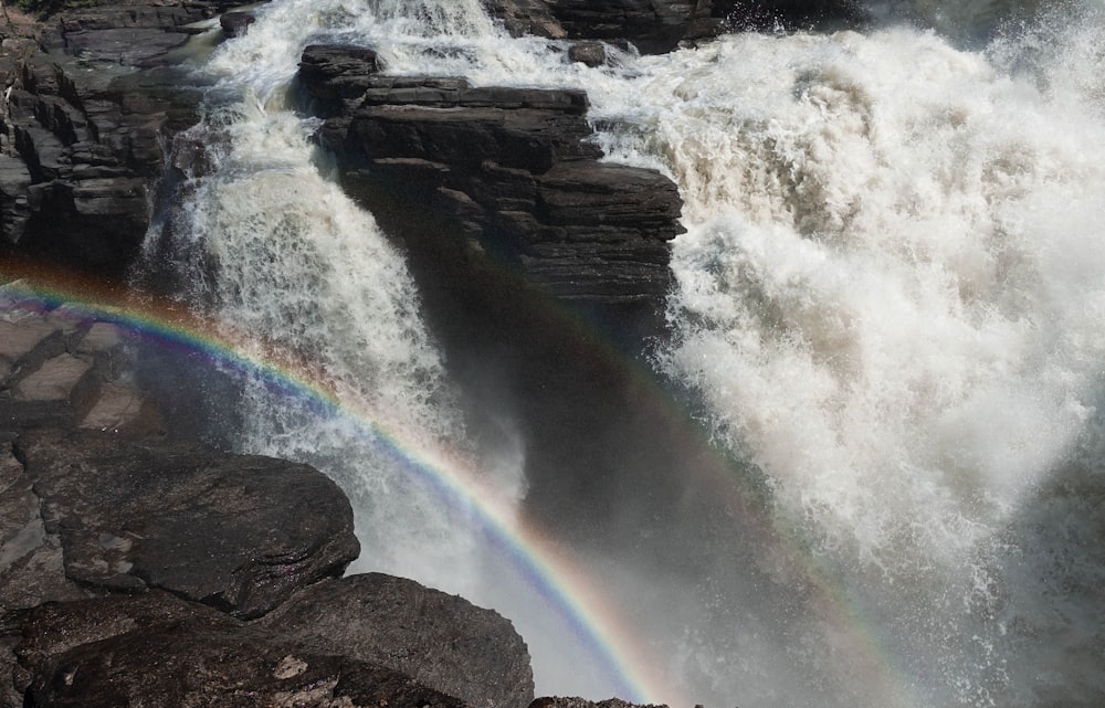 Wasserfälle und Regenbogen