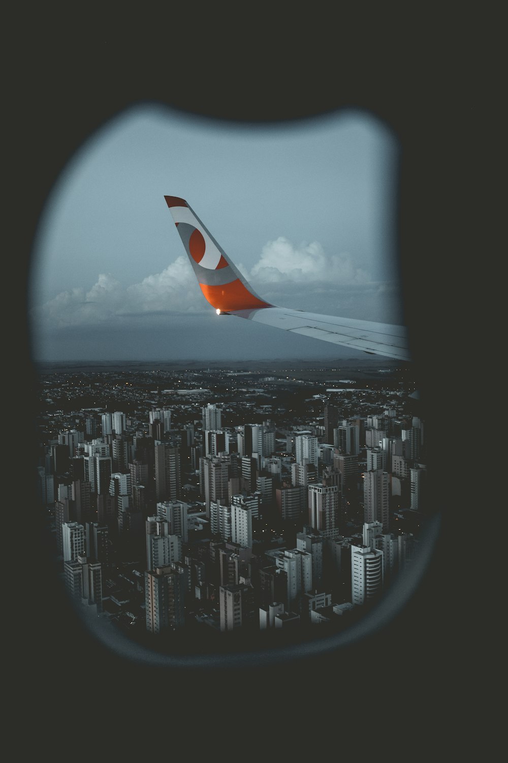 orangefarbenes und graues Flugzeug mit Flügeln, das tagsüber in der Luft fliegt