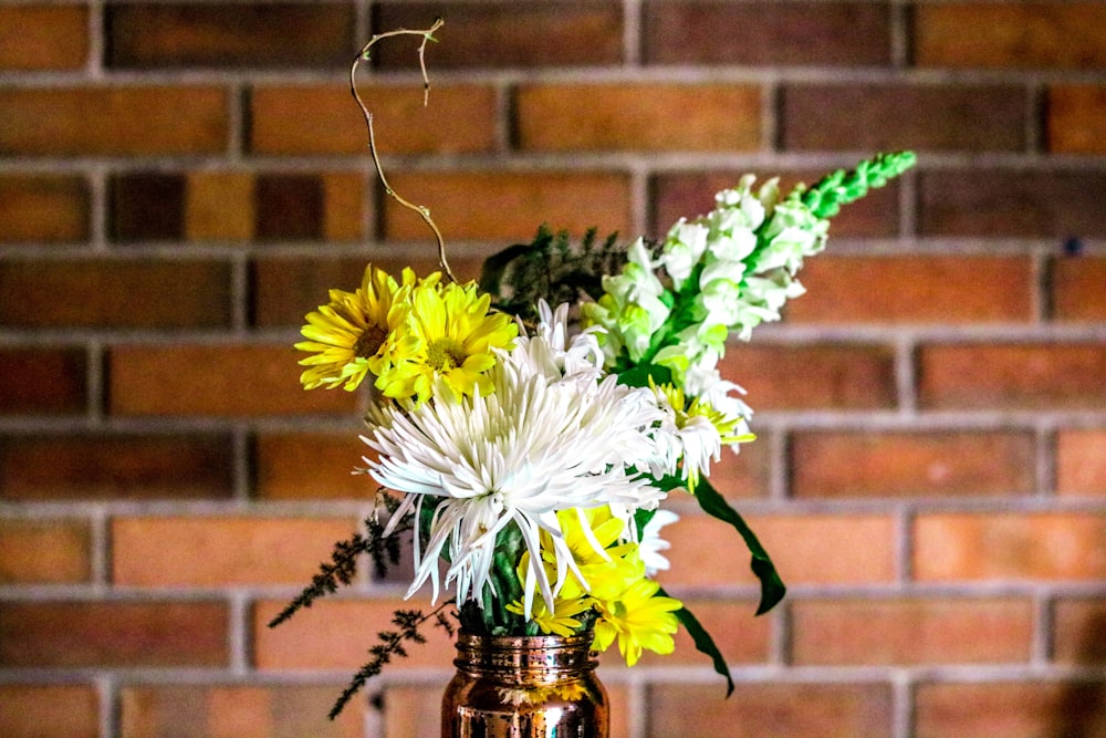 flor amarilla y blanca en jarrón