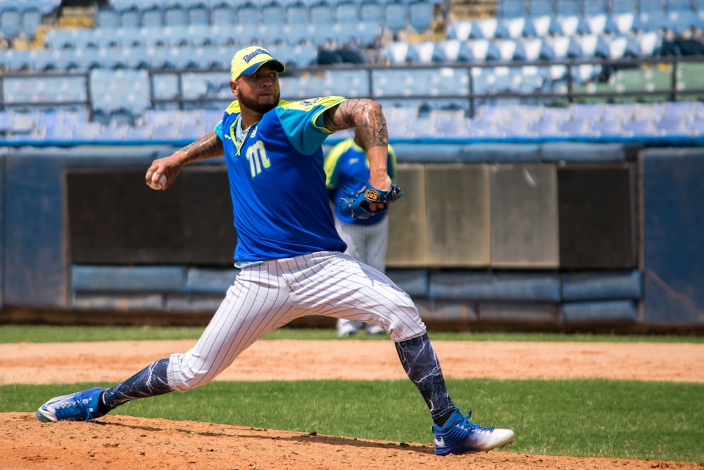 homme lançant la balle de baseball