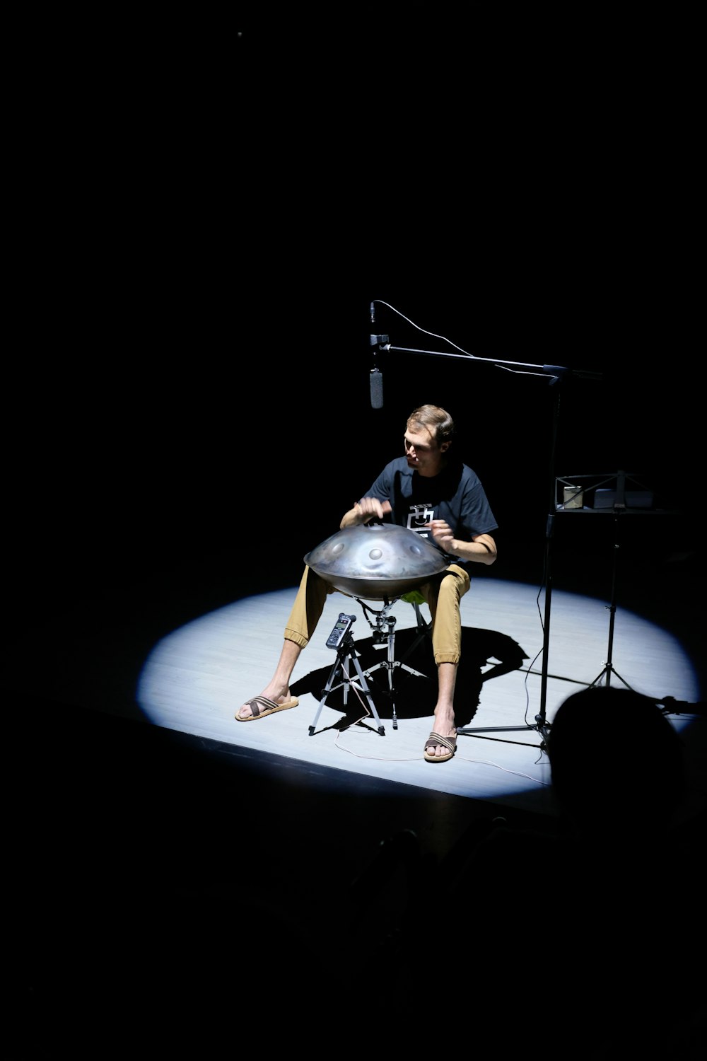 hombre tocando un instrumento musical