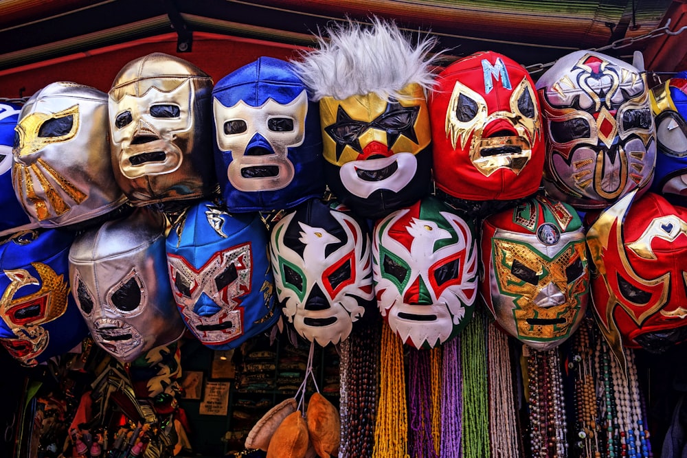 Máscaras de cores variadas penduradas na haste
