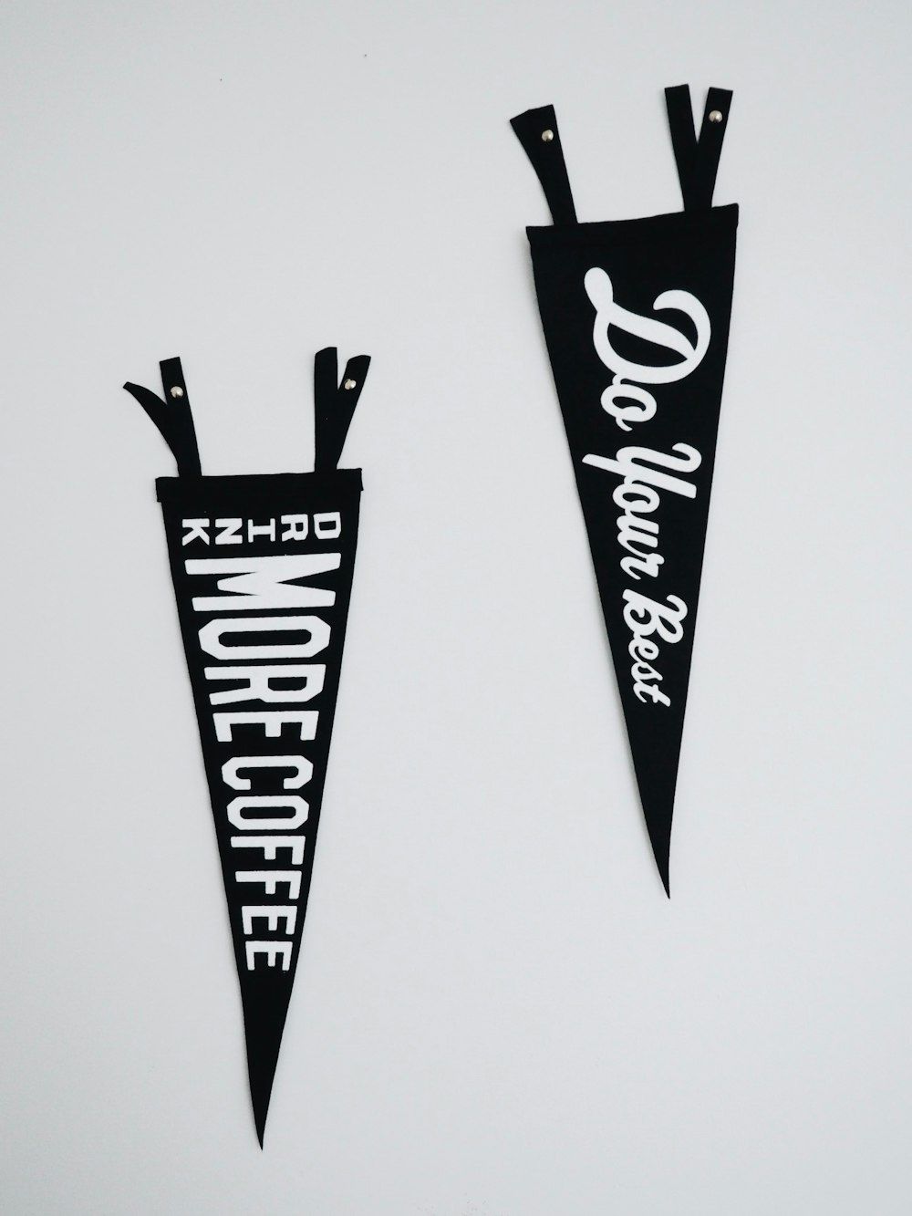 dois banners em preto e branco com textos