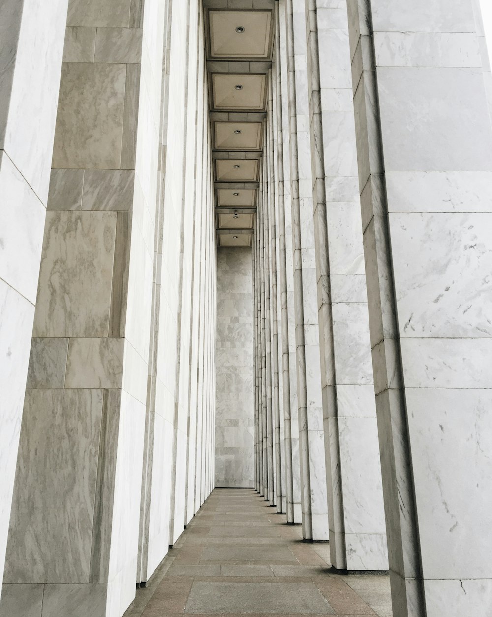 pali di cemento bianco all'interno della stanza