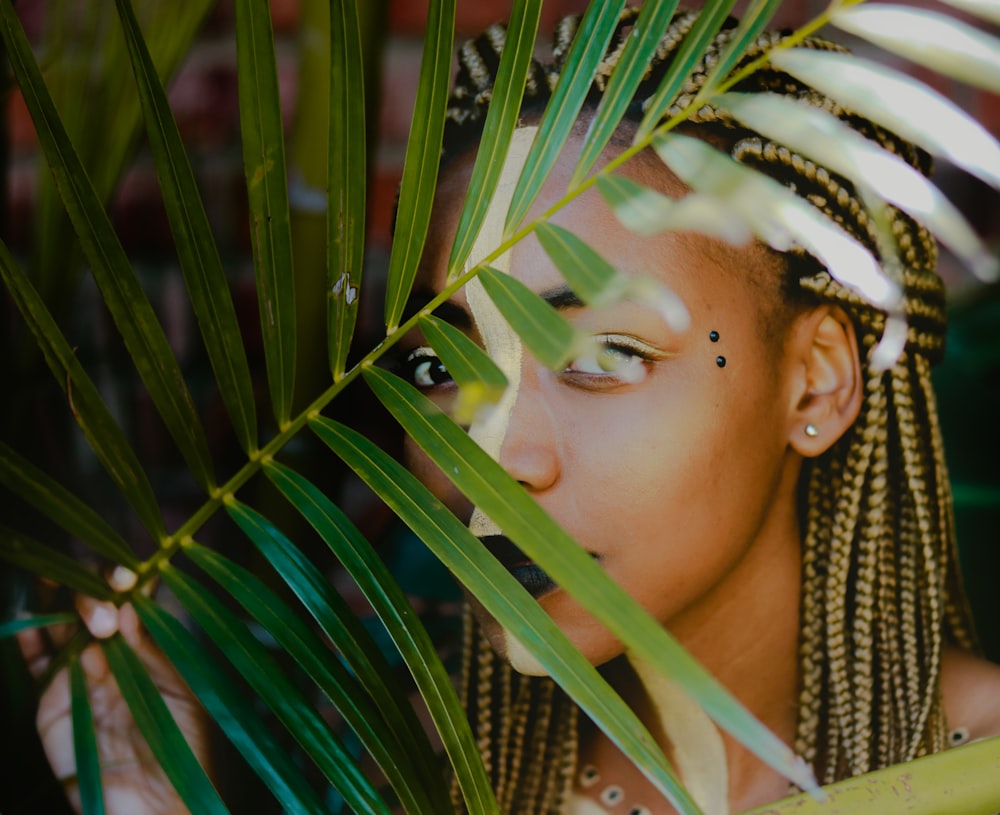 mujer sosteniendo hoja verde