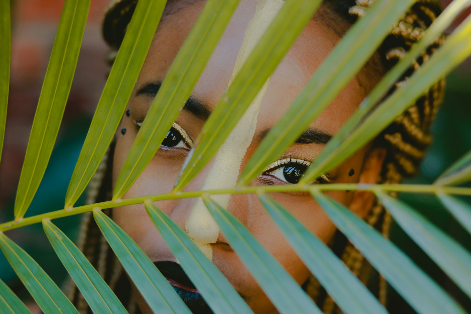 Canon EOS 760D (EOS Rebel T6s / EOS 8000D) + Canon EF 50mm F1.8 STM sample photo. Woman behind green leaf photography