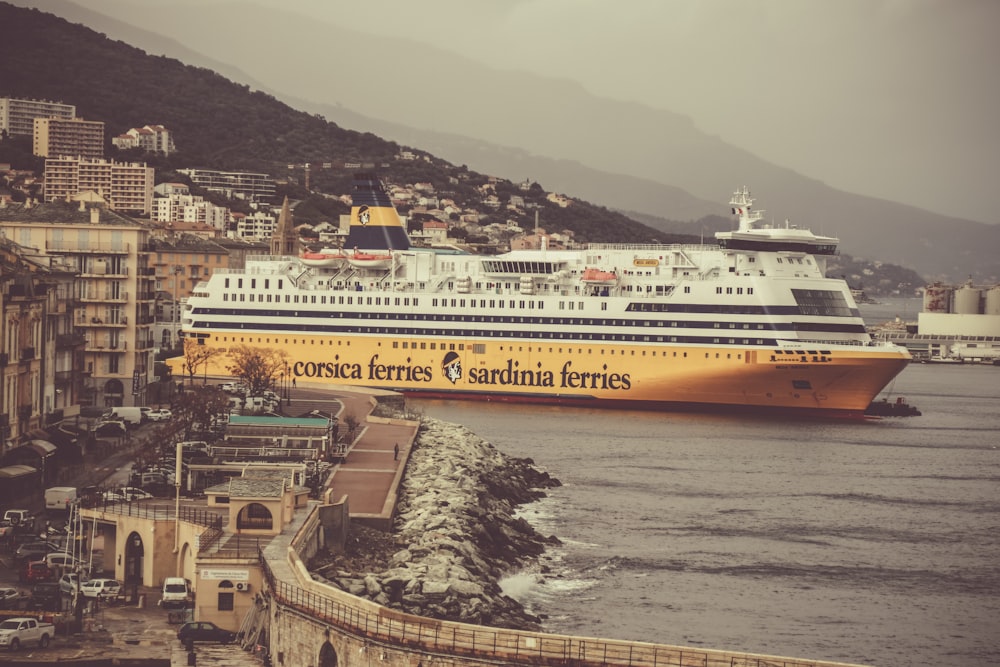 Crucero amarillo y blanco en el cuerpo de agua