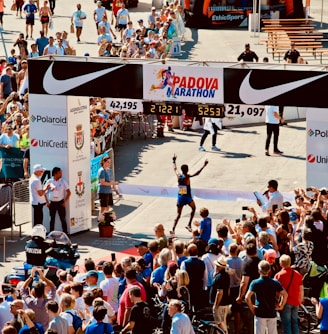 people watching Padova marathon during daytime