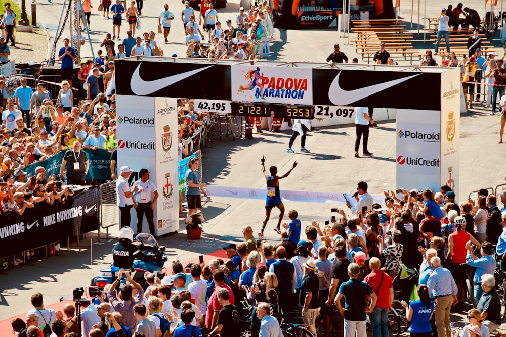 personnes qui regardent le marathon de Padoue pendant la journée