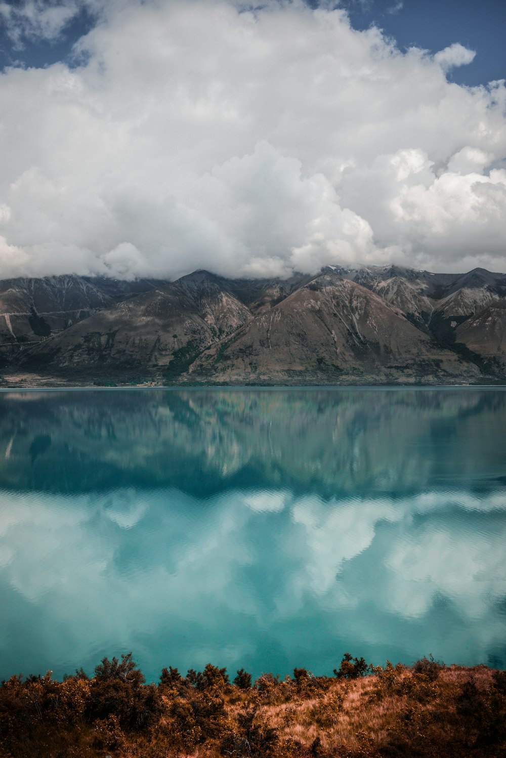 specchio d'acqua sotto cloidi bianchi