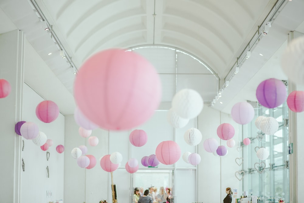 foto de lanternas de papel rosa, branco e roxo