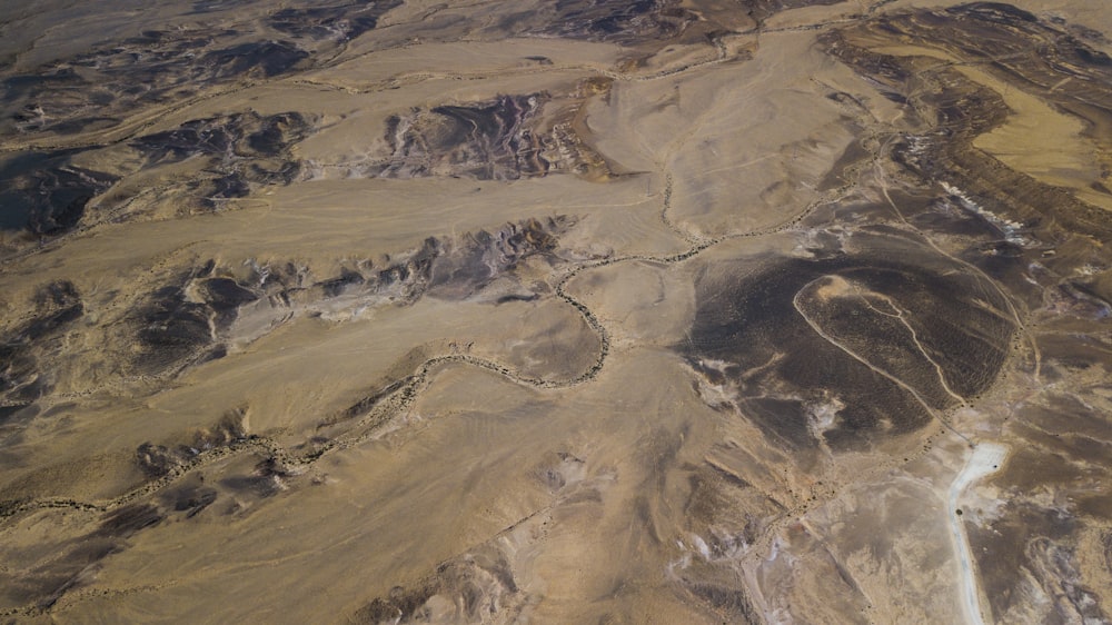 Foto aérea das Montanhas Castanhas durante o dia