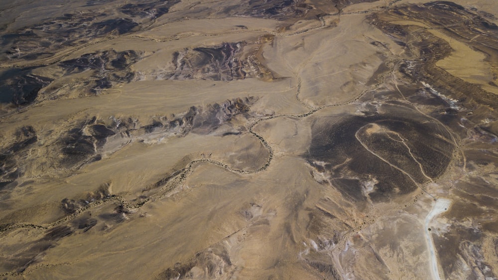 Foto aérea de las montañas marrones durante el día