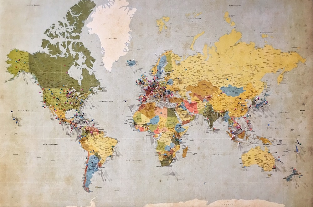 Carte du monde bleue, verte et jaune