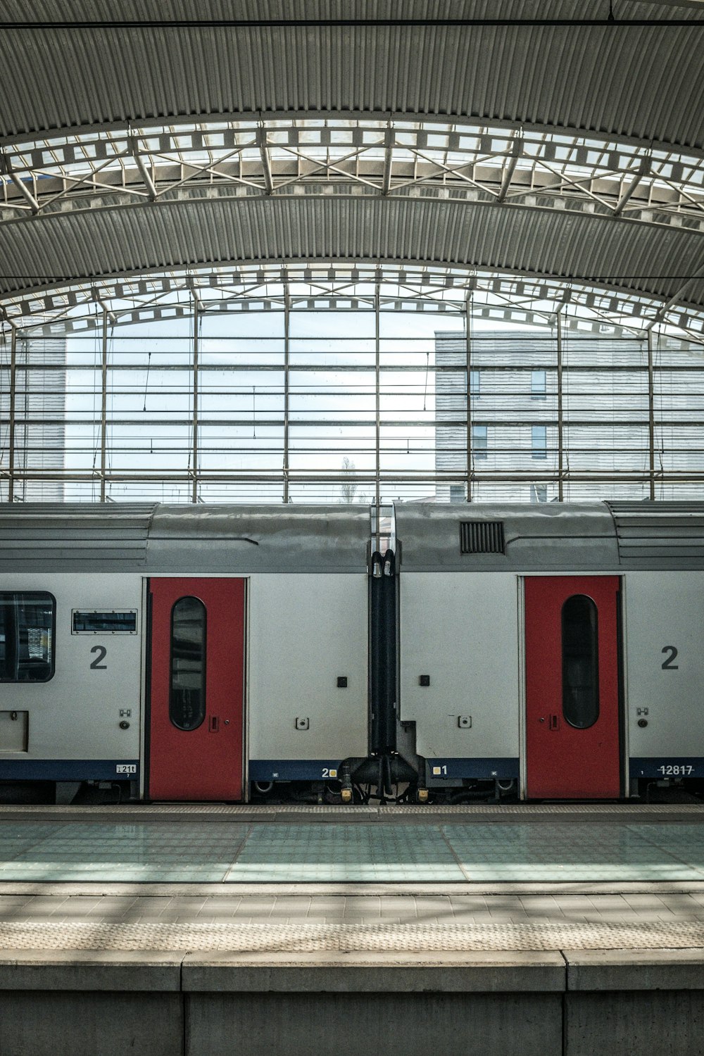 Tren blanco y rojo en la estación de tren durante el día