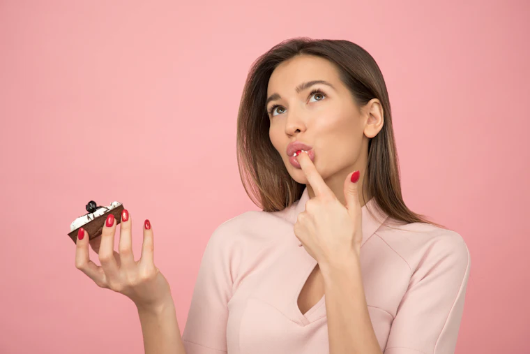Mujer sosteniendo un pastel