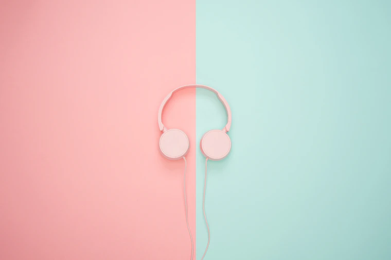 イヤホンで音楽を選ぶ様子