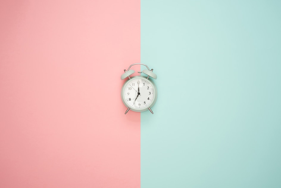 Alarm clock showing urgency with blurred background, representing the anxiety of being late in a dream, time pressure, and fear of missing something important