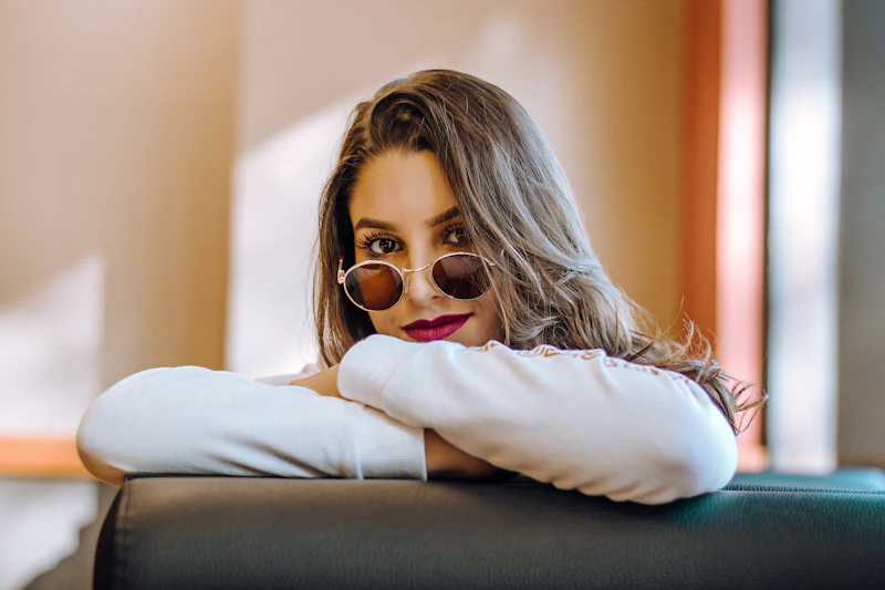 sugar baby stylée en lunettes de soleil sur canapé