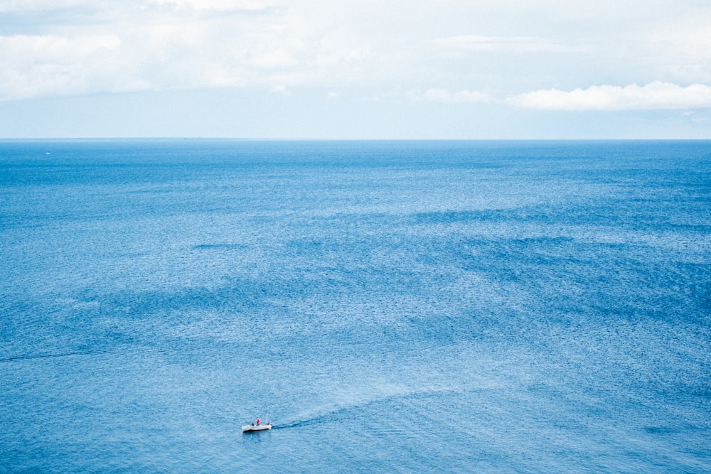 日中の水域に囲まれたモーターボートの航空写真
