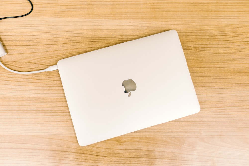 흰색 케이스가 있는 평면 사 진의 MacBook