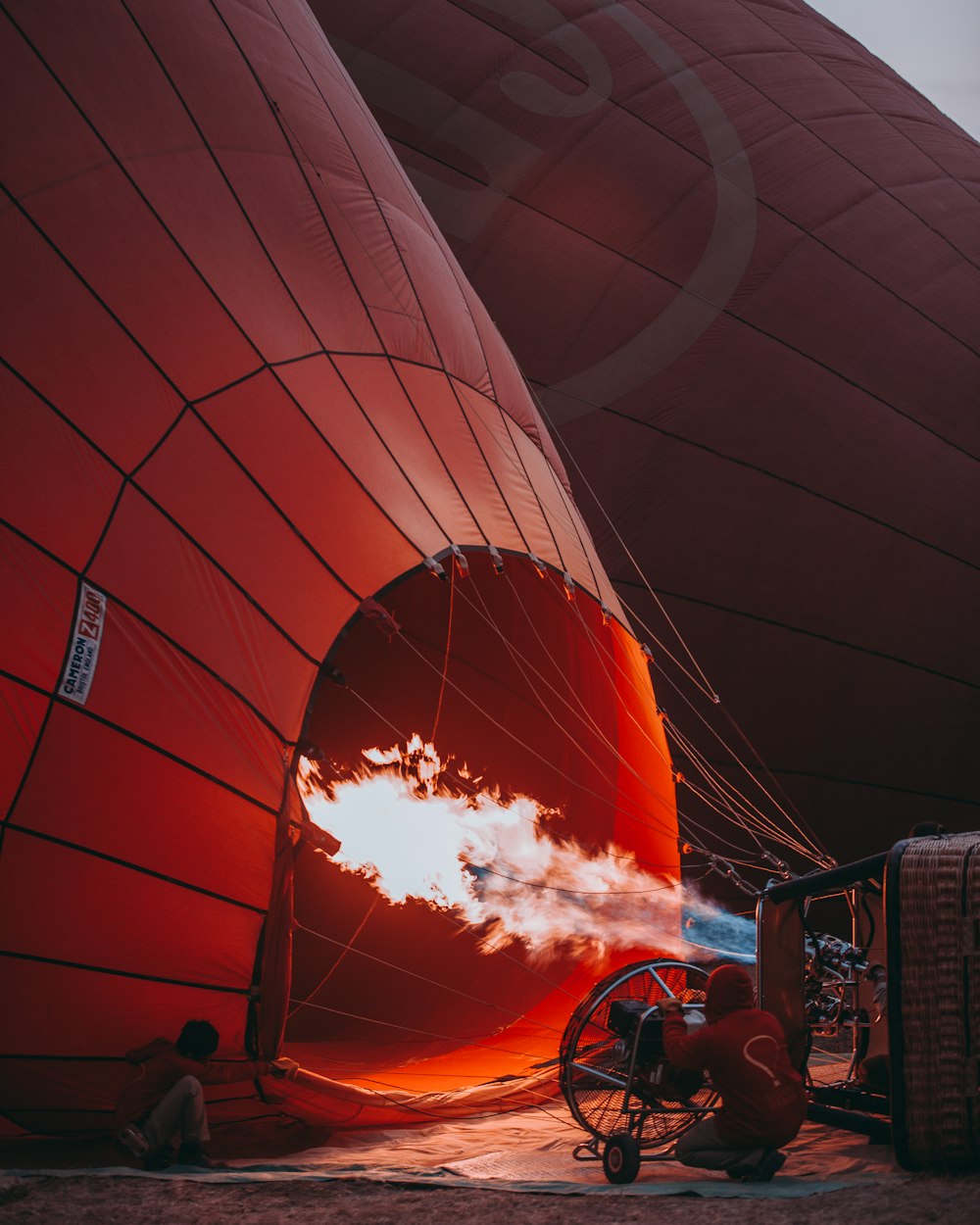 Orangefarbener Heißluftballon