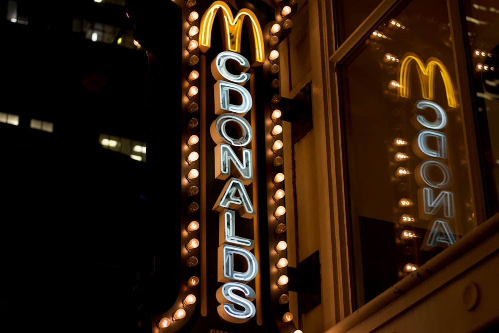 Señalización de luces de neón de McDonalds