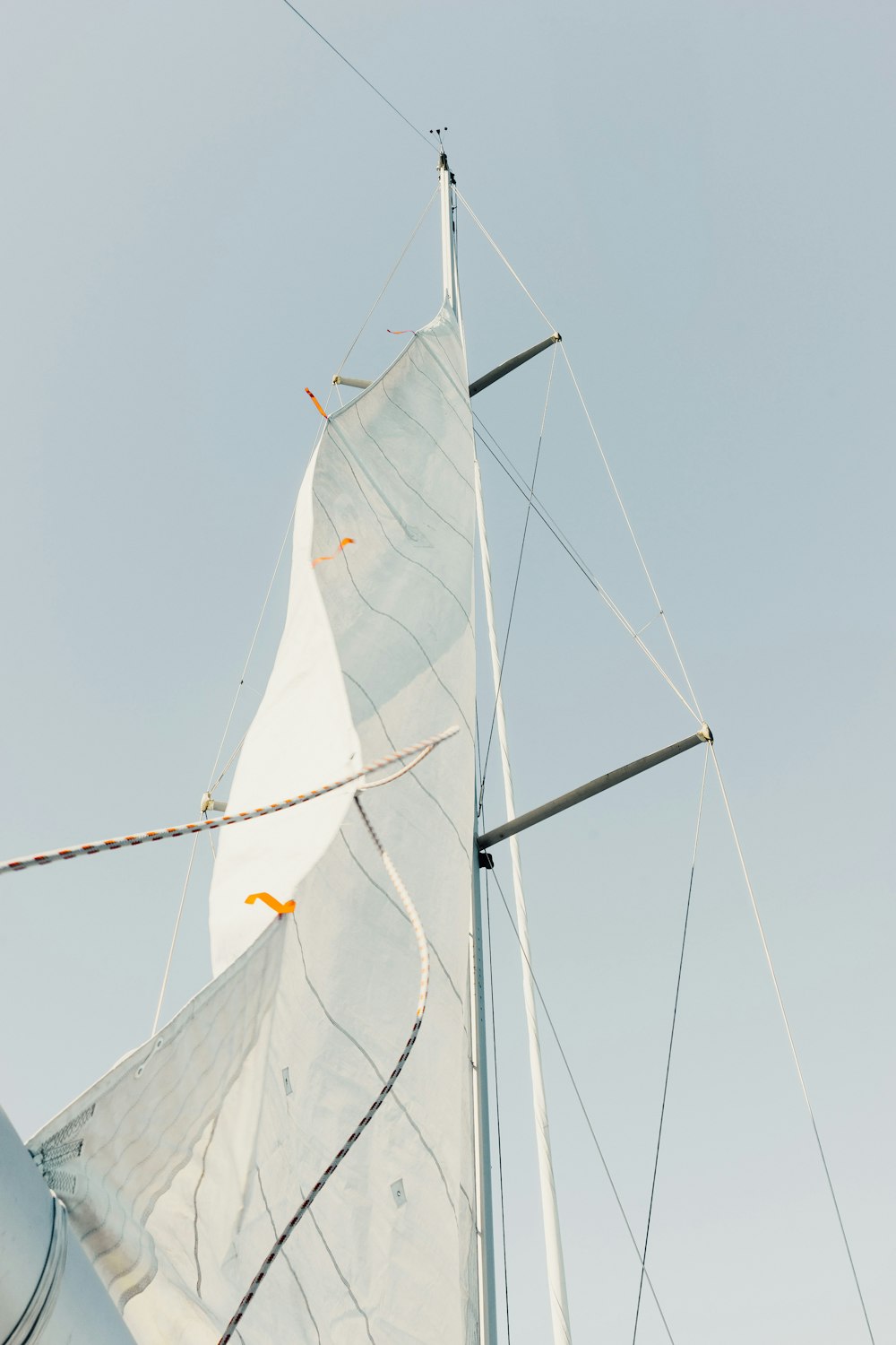 Photo en contre-plongée de voile blanche