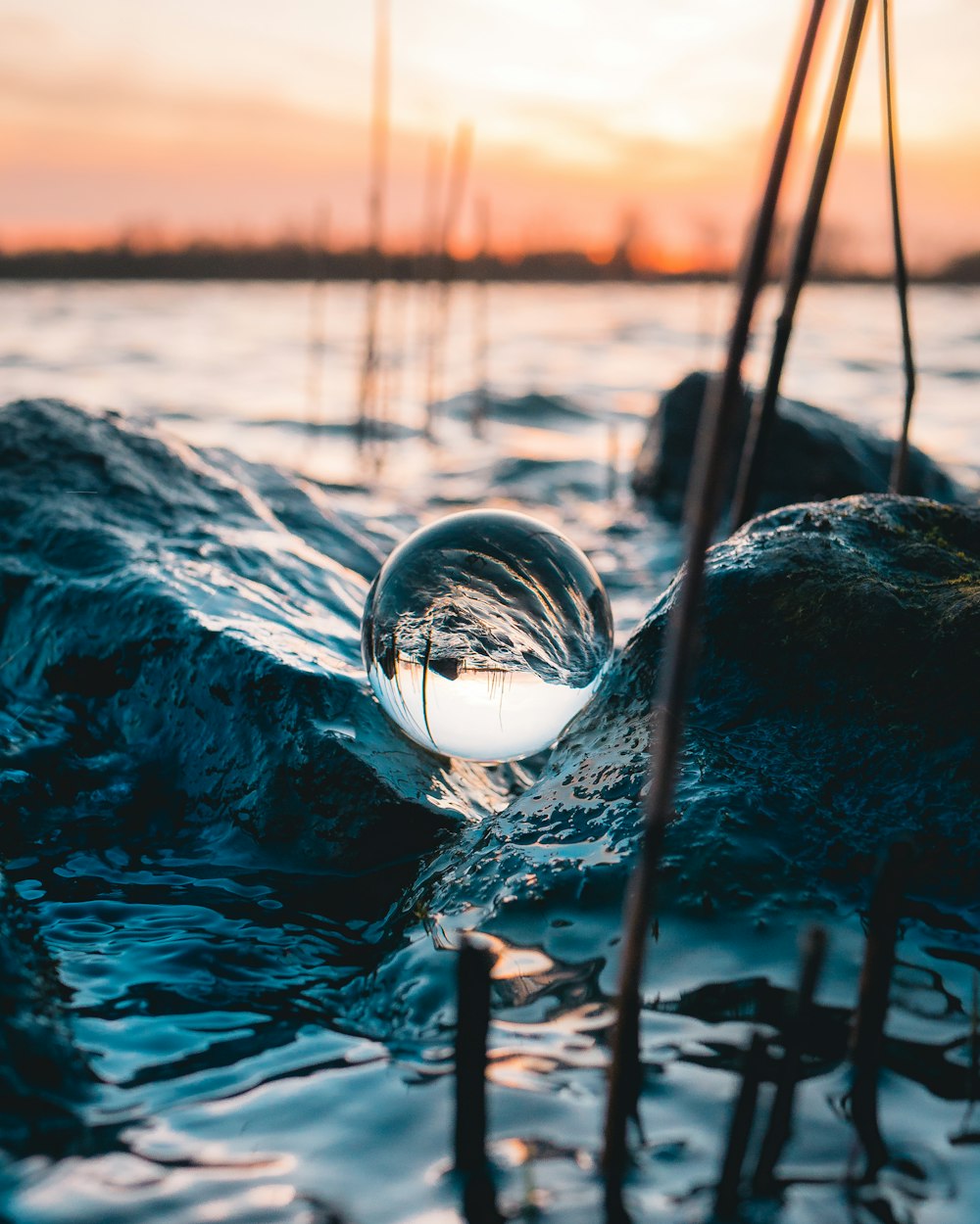 Selektive Fokusfotografie von Gewässern während der goldenen Stunde