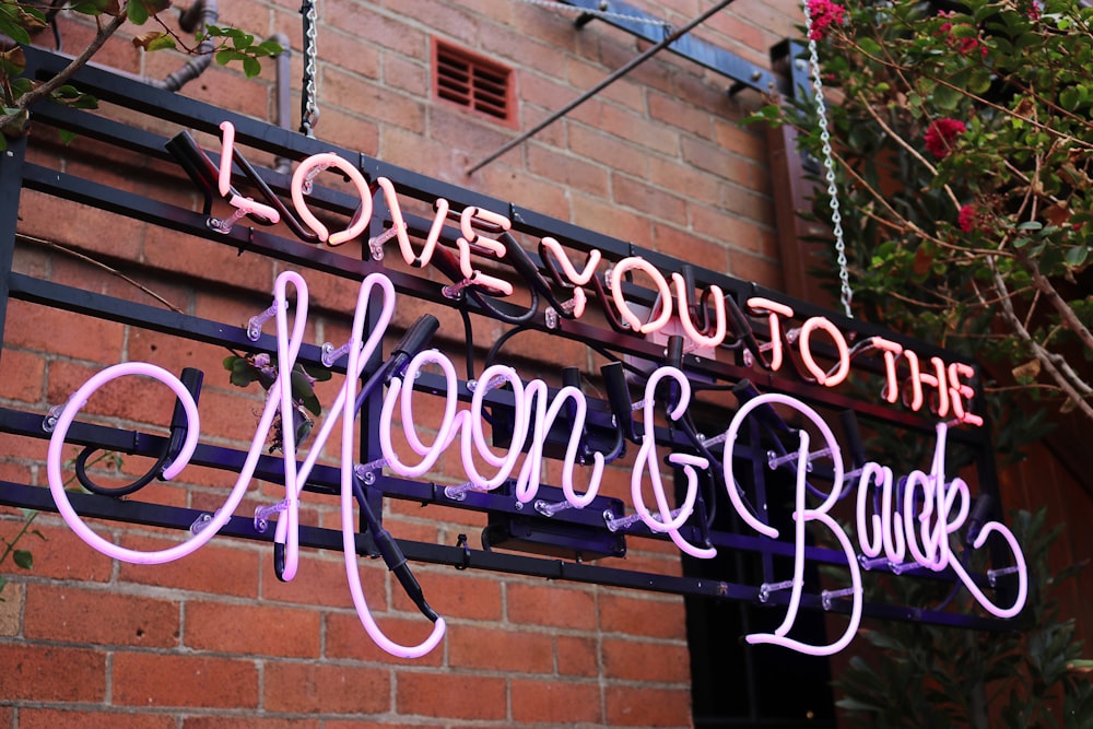 Love You To The Moon & Back 네온 간판 사진