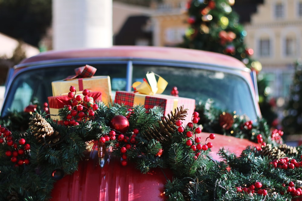 Couronne verte et rouge sur voiture rouge