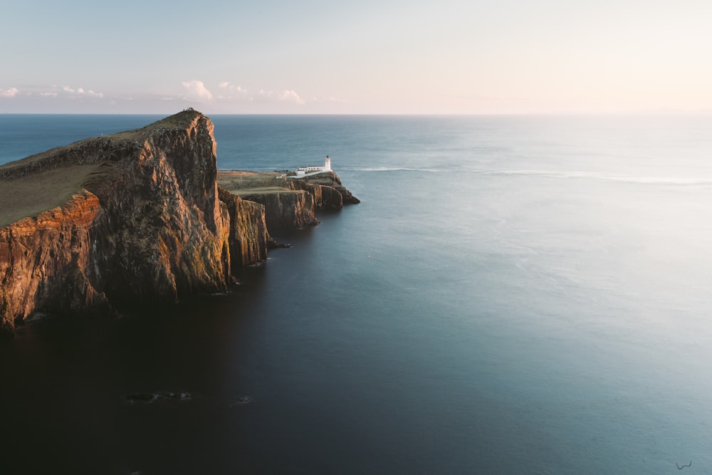 青い海の航空写真の横の茶色の山の崖