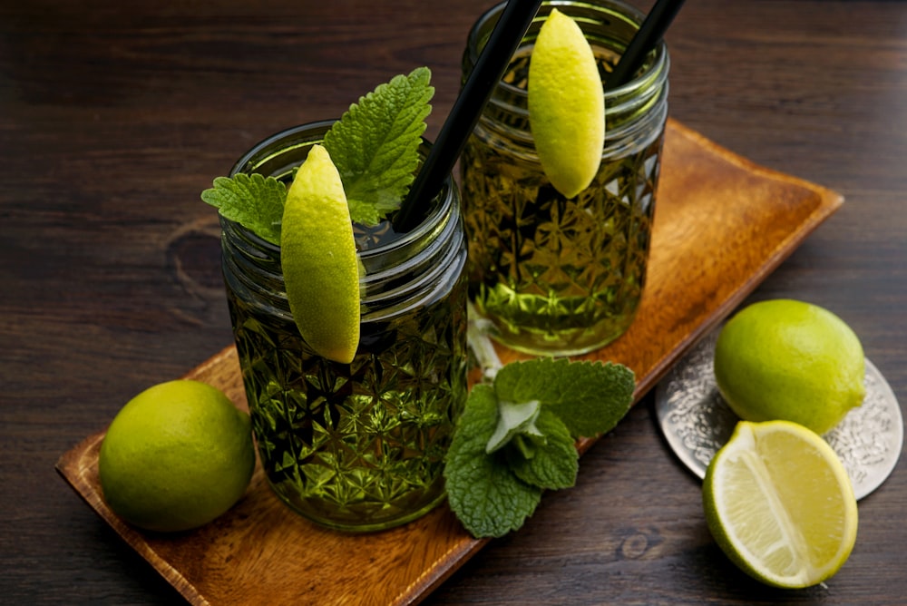 bocal en verre transparent avec citron vert et eau