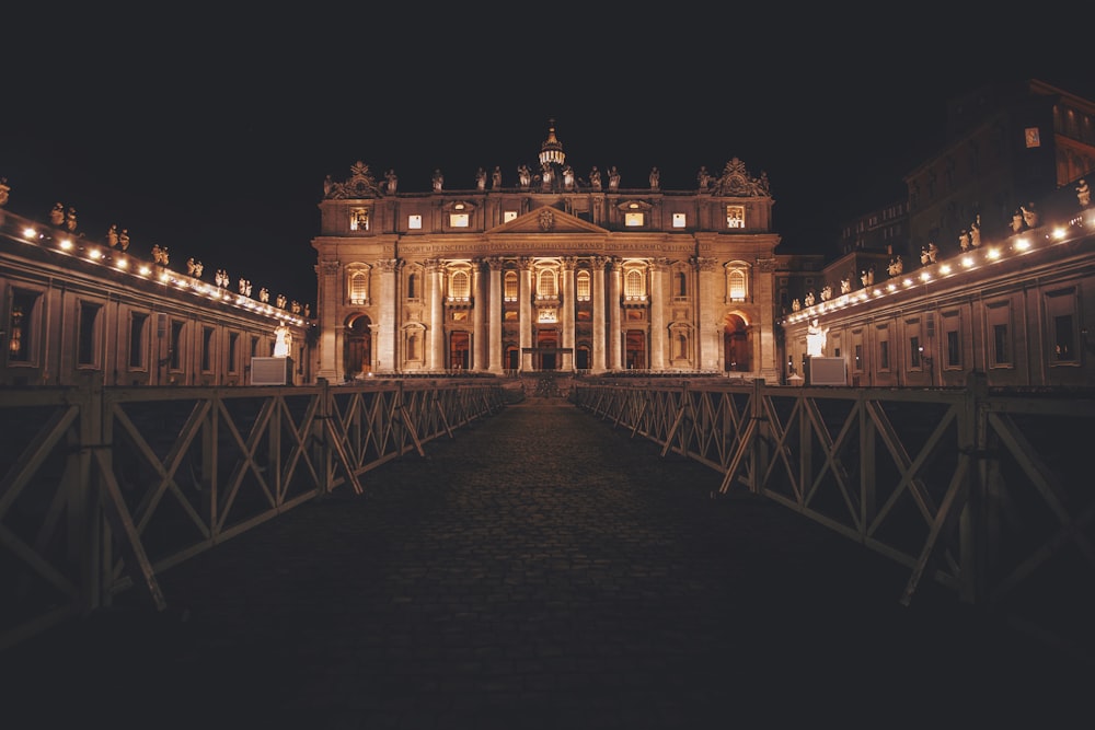 caminho que leva à Basílica de São Pedro à noite