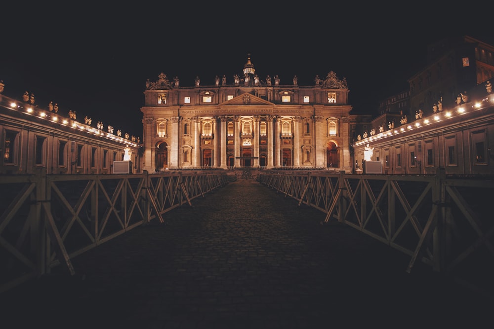 sentiero che conduce alla Basilica di San Pietro di notte