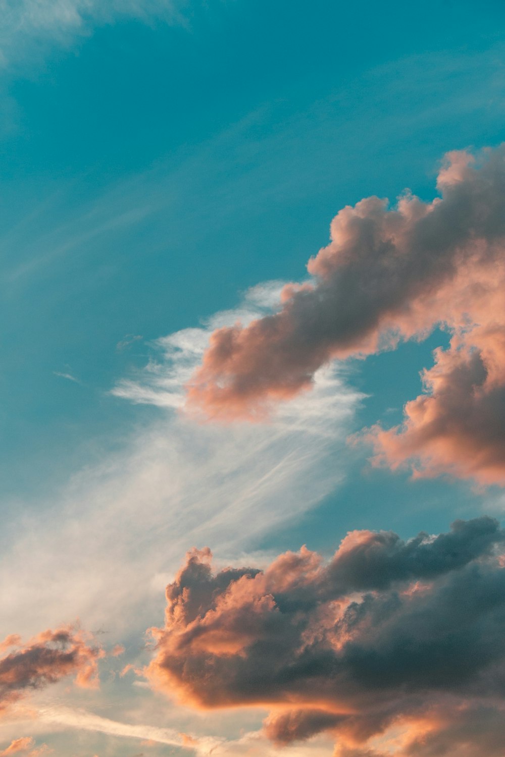 Ein Flugzeug, das mit vielen Wolken am Himmel fliegt