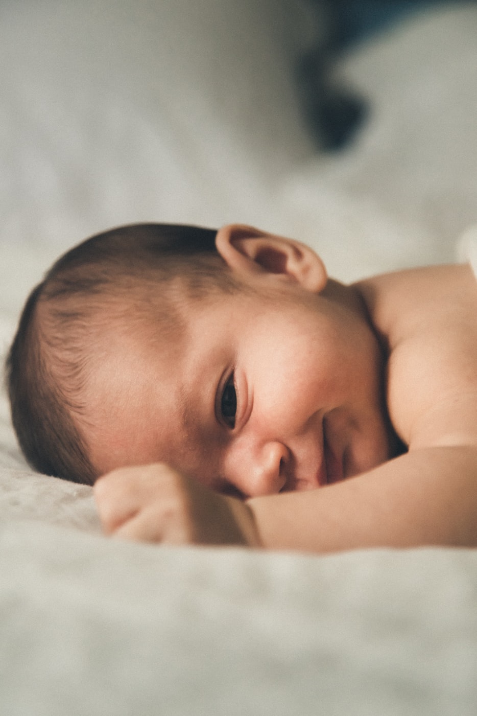 Ein lächelndes Neugeborenes