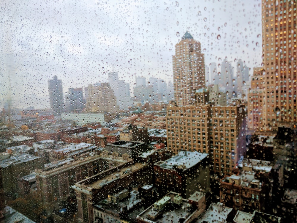 Fotografía aérea de la ciudad mientras llueve fotografía