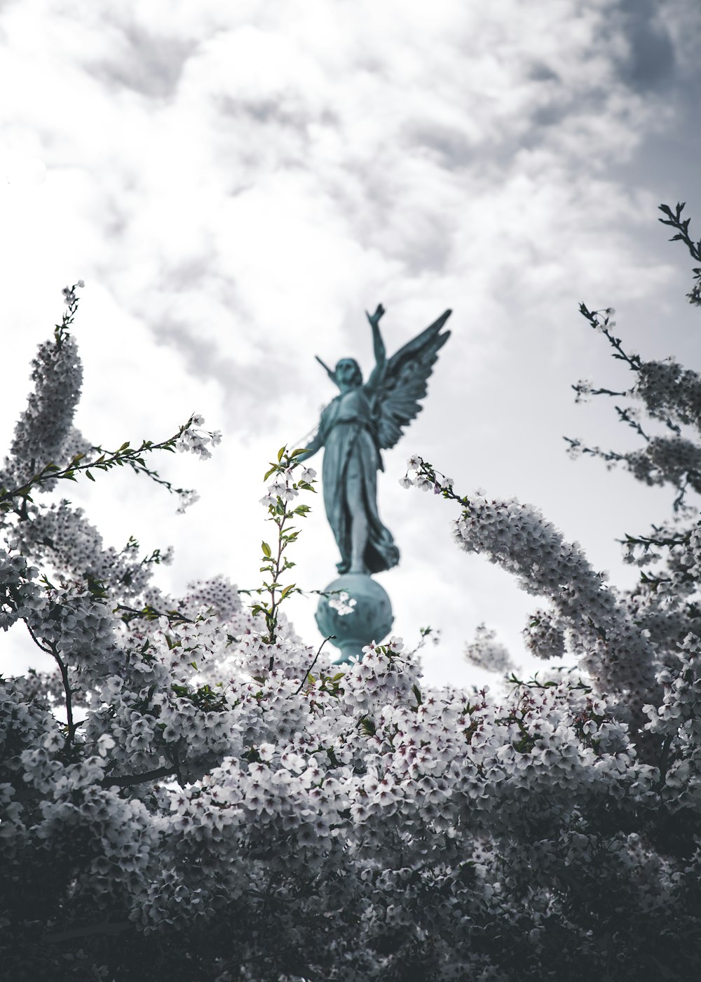 anjo verde estátua de concreto foto de baixo ângulo