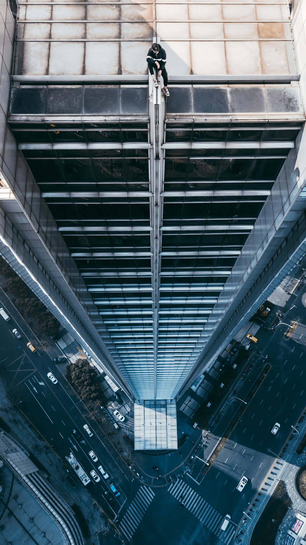 personne assise sur le toit du bâtiment