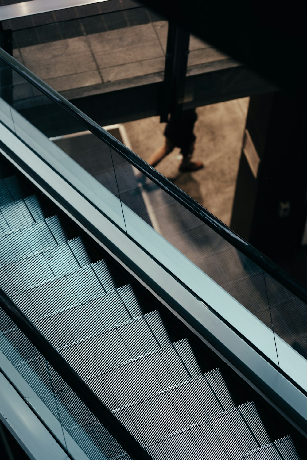 Escalera mecánica gris