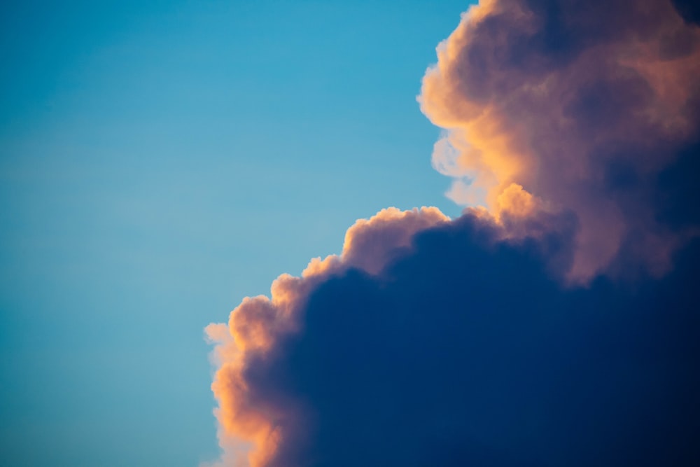 céu azul e nuvens