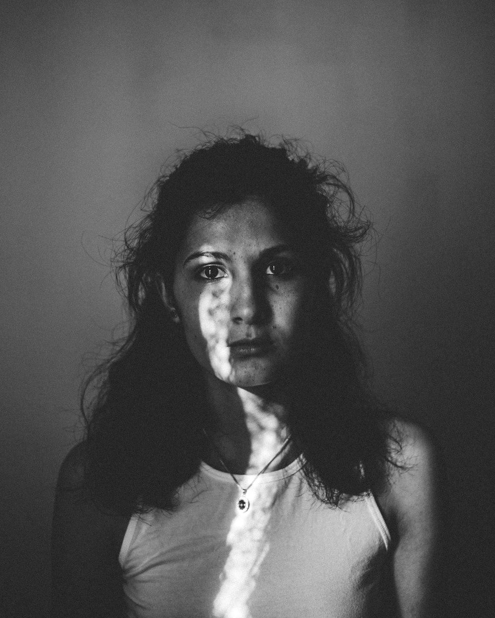 Graustufenfotografie einer Frau im Tanktop